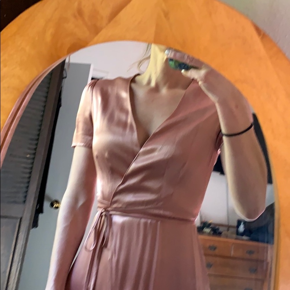 Like new Wayf short sleeve wrap gown - Picture 5 of 8